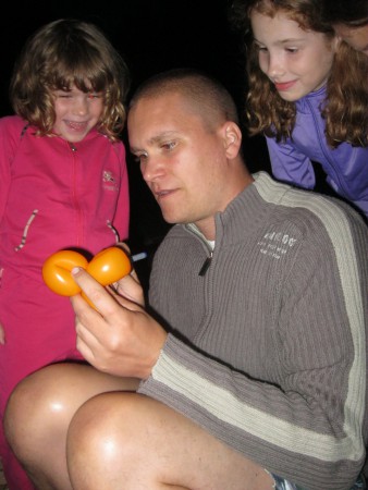 Katalinpuszta. Lufifigurák a tűznél